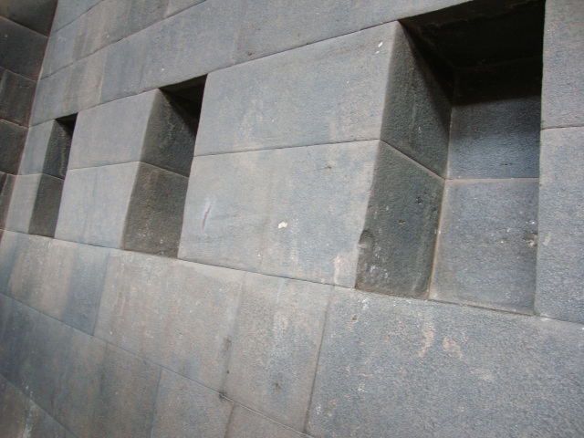 Parede dos templos em Qorikancha
